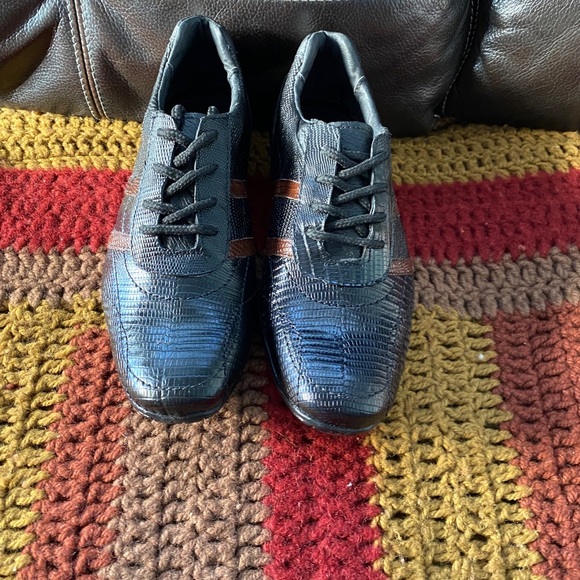 100% real leather.Color-black